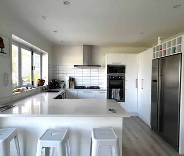 5 Bedroom Home in Paremata - Photo 3