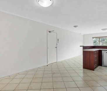 Spacious 3 Bedroom Apartment - Photo 4