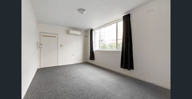Light filled apartment in sought after location - Photo 1