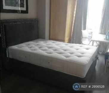 1 bedroom in a flat share to rent - Photo 6