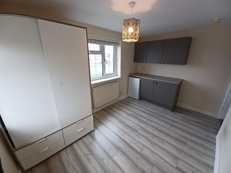 1 bedroom in a house share to rent - Photo 2