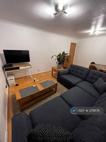 1 bedroom in a flat share to rent - Photo 2