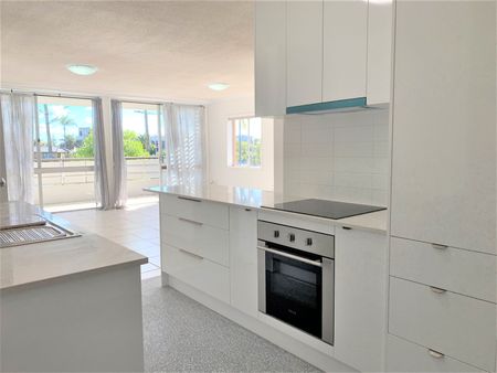 2 BEDROOM UNIT WITH WATER VIEWS – SURFERS PARADISE - Photo 4