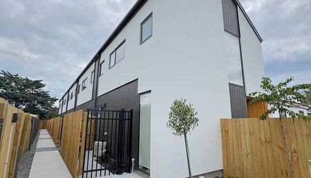 Centrally located fully furnished brand new home - Photo 5