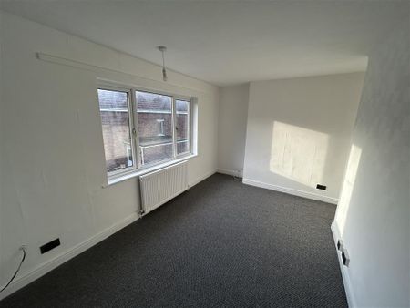 Lilac Crescent, Doncaster, Edlington - Photo 4