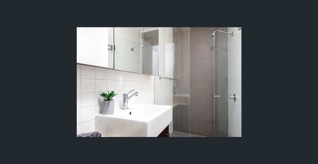 Stylish 3-Bedroom Townhouse with Rooftop Terrace in Prime Location - Photo 1