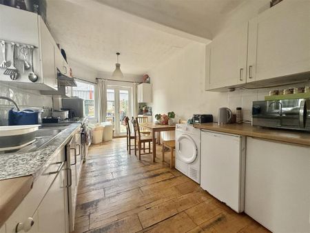 1 bedroom in a house share to rent - Photo 2