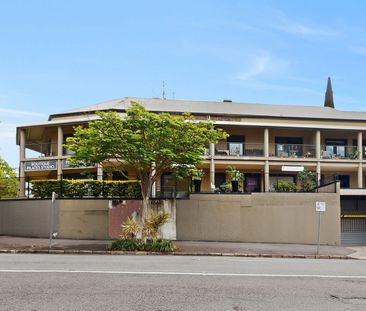 Spacious Split-Level 1 Bedroom Apartment – Great Location! - Photo 3