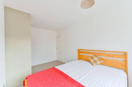 3 bedroom flat to rent - Photo 4