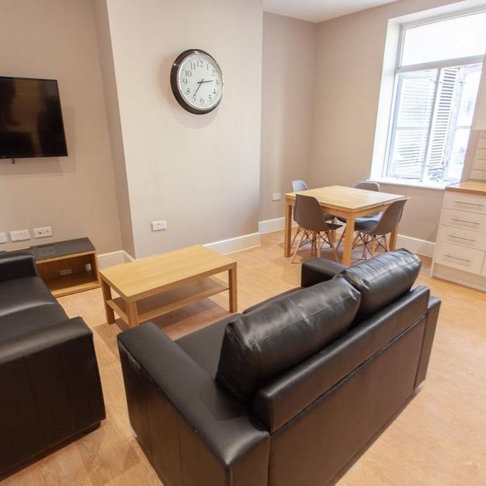 4 bedroom flat to rent - Photo 1