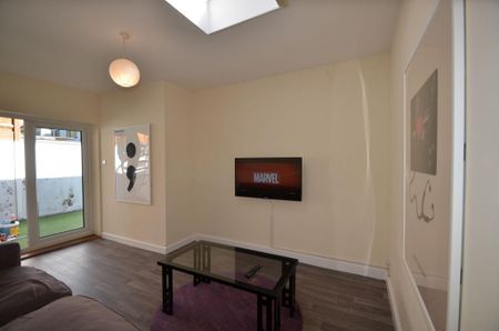 1 bedroom in a house share to rent - Photo 3