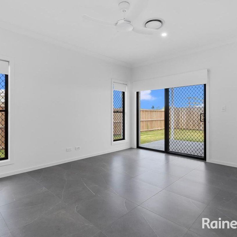 FAMILY HOME IN SHORELINE ESTATE - **BREAK LEASE** - Photo 1