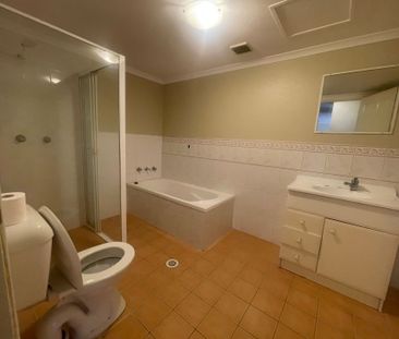 Spacious & Modern Apartment in a Secure, Ultra-Convenient Location - Photo 4