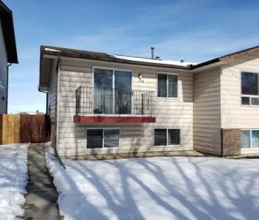 4 Bedrooms Bi-level in Beddington. Close to bus and shopping center... - Photo 1