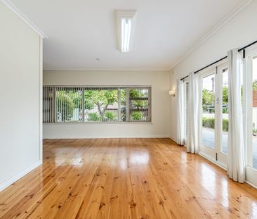 Lovely home located in the heart of Mitcham! - Photo 1