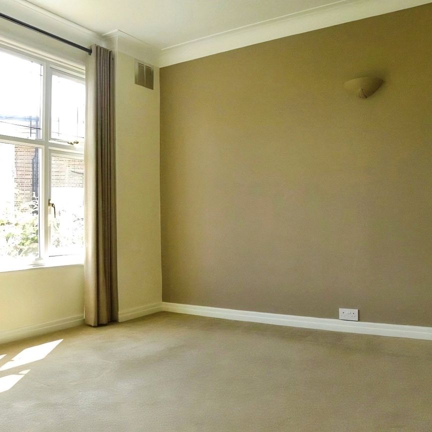 Imber Close, Esher, Surrey, KT10 8EB - Photo 1