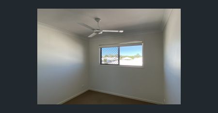 Modern Townhouse in Andergrove! - Photo 3