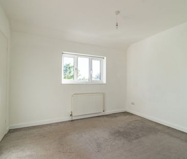 Available unfurnished from 17/10/2025 - Photo 2