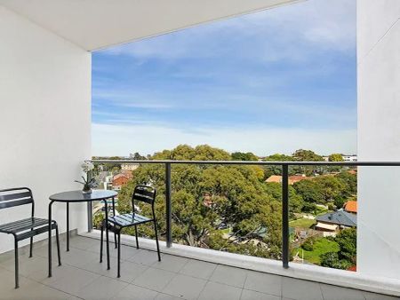 Modern 1 Bedroom Apartment with Private Balcony - Photo 4