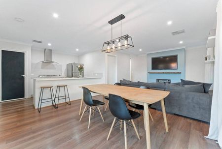 Light Filled modern Living - Photo 4