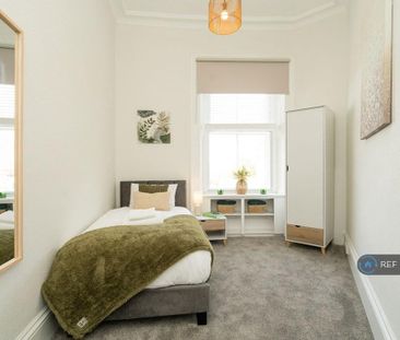 3 bedroom flat to rent - Photo 5