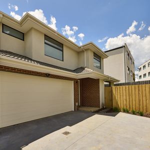 Spacious Elegance- Beautiful 4BR Townhouse in Prime Location! - Photo 3
