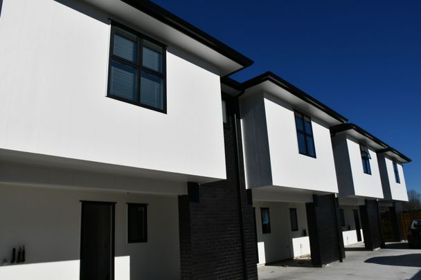 This studio room within walking distance to local shops and the university. - Photo 1