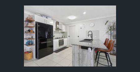 Executive Family Living with Magnesium Pool + SOLAR AND BATTERY POWER - Photo 2