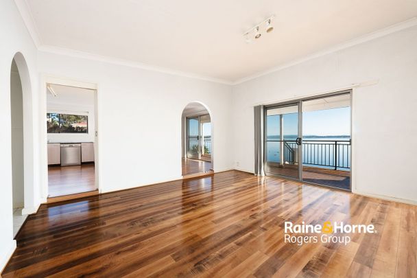 Absolute Waterfront Cottage - Lakeside Living at Its Best! - Photo 1