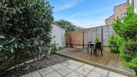 3 Bed flat with excelent transport links Room C - Photo 3