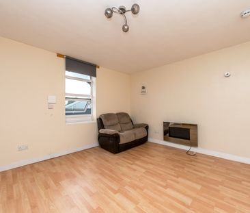 FLAT 2 CRICKETERS TERRACE ARMLEY LS12 1ST - Photo 1