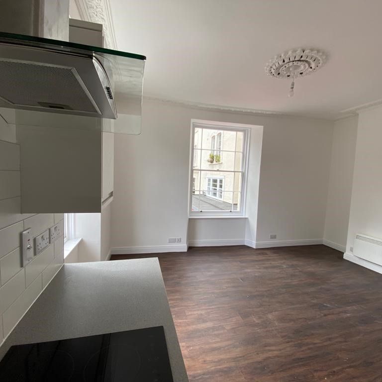 1 Bed Flat, Apsley Road, BS8 - Photo 1