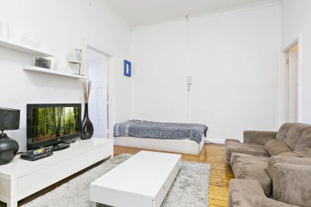 Fully Furnished Top Floor Apartment - Photo 3