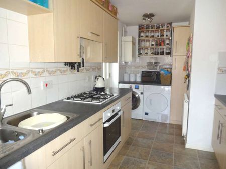 Lambourn Avenue, Stone Cross - Photo 4