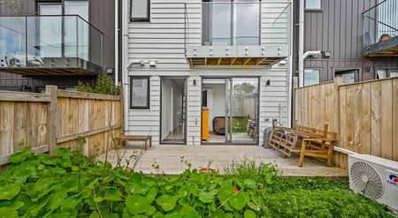 Modern 4-Bedroom Home for Rent in West Harbour - Photo 4