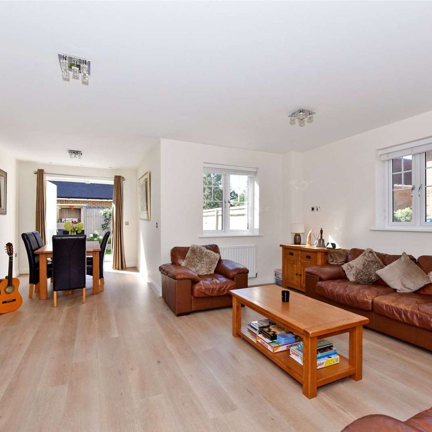 An immaculate four bedroom family home in a sought after peaceful development in Old Windsor. - Photo 1