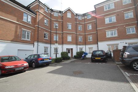 2 bed flat to rent in Symphony Close, Edgware, HA8 - Photo 4