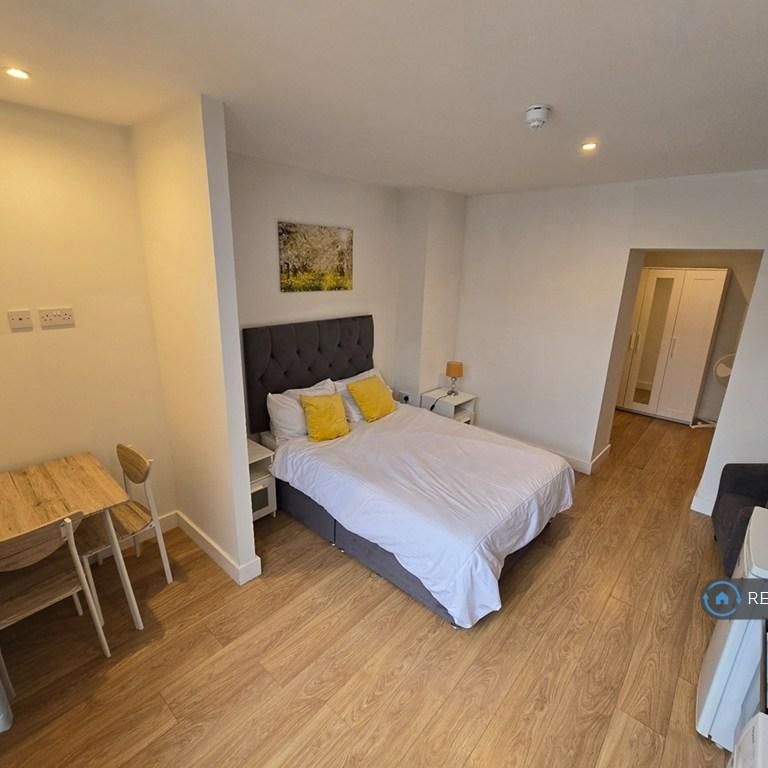 Studio to rent - Photo 1