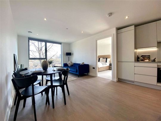 *2 weeks rent free for October move ins* Rent at Thames Quarter - in the heart of Reading's town centre. Benefiting from a residents gym, lounge, terraces, private cinema and dining room. - Photo 1