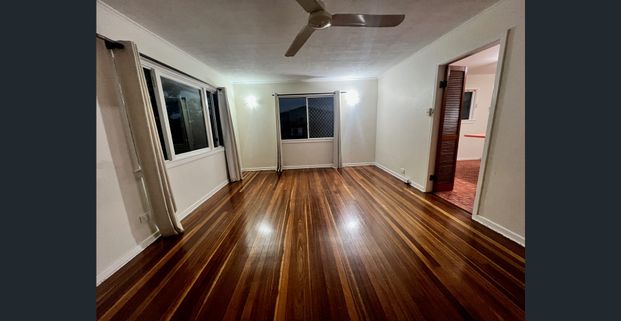 Spacious 3-Bedroom Family Home with Large Yard in Quiet Inala Street - Photo 1