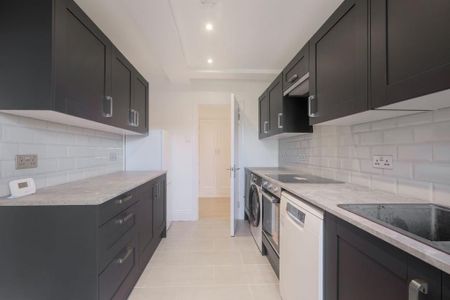 3 bedroom flat to rent - Photo 4