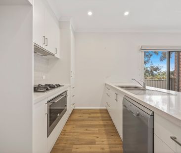 3 BEDROOM EXECUTIVE TOWNHOUSE CLOSE TO SOVEREIGN HILL - Photo 3