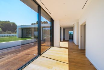 Moradia T6 de arquitetura moderna inserida no Golfe de Oeiras