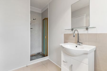 Spacious Unit With Internal Access Garage - Freshly Updated - Photo 5