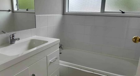 Cozy 3 bedroom home in great location. - Photo 2