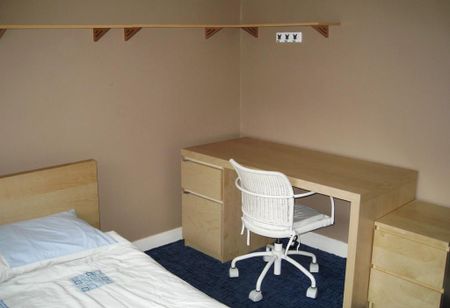 1 bedroom in a flat share to rent - Photo 3