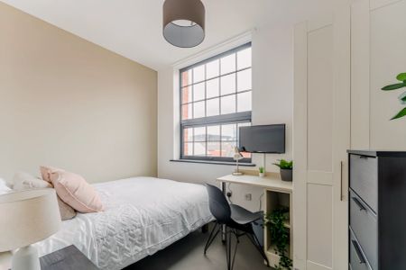 6 Bedrooms 2 bathrooms - Photo 3