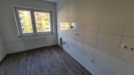 Reinkommen und Wohlfühlen:renovierte 3-Zi.-Wohnung in zentraler Lage - Photo 3