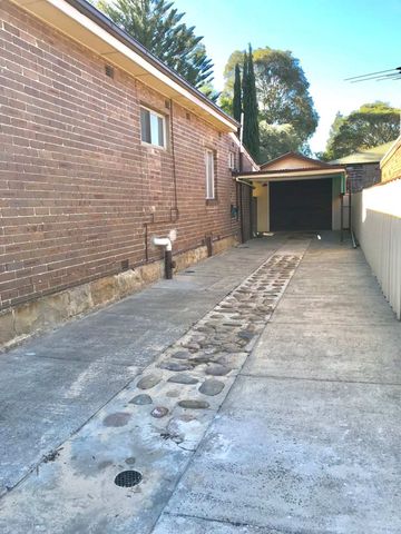 Charming 3 Bedroom Bungalow !! - Photo 3