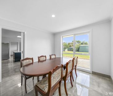 Fully renovated three bedroom residence in quiet location - Photo 2